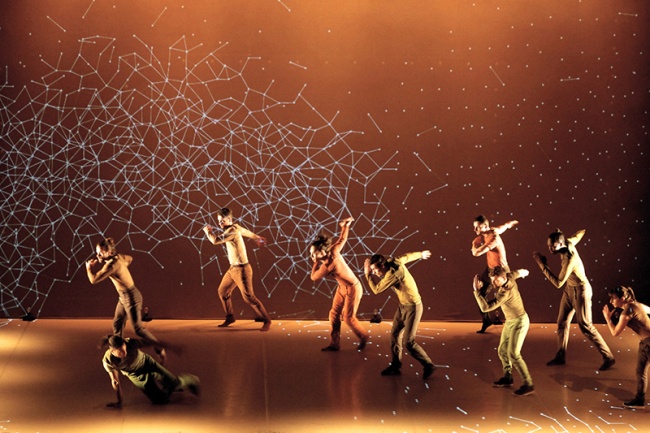 Pixel - Danzatori si muovono in una costellazione di pixel (Photo Raoul Lemercier)