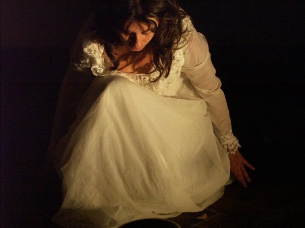 Anna Dora Dorno in Il sogno della sposa, Vertigini Festival - Parco della scultura, San Donà di Piave, 2006 (Foto di L. Filippi) 