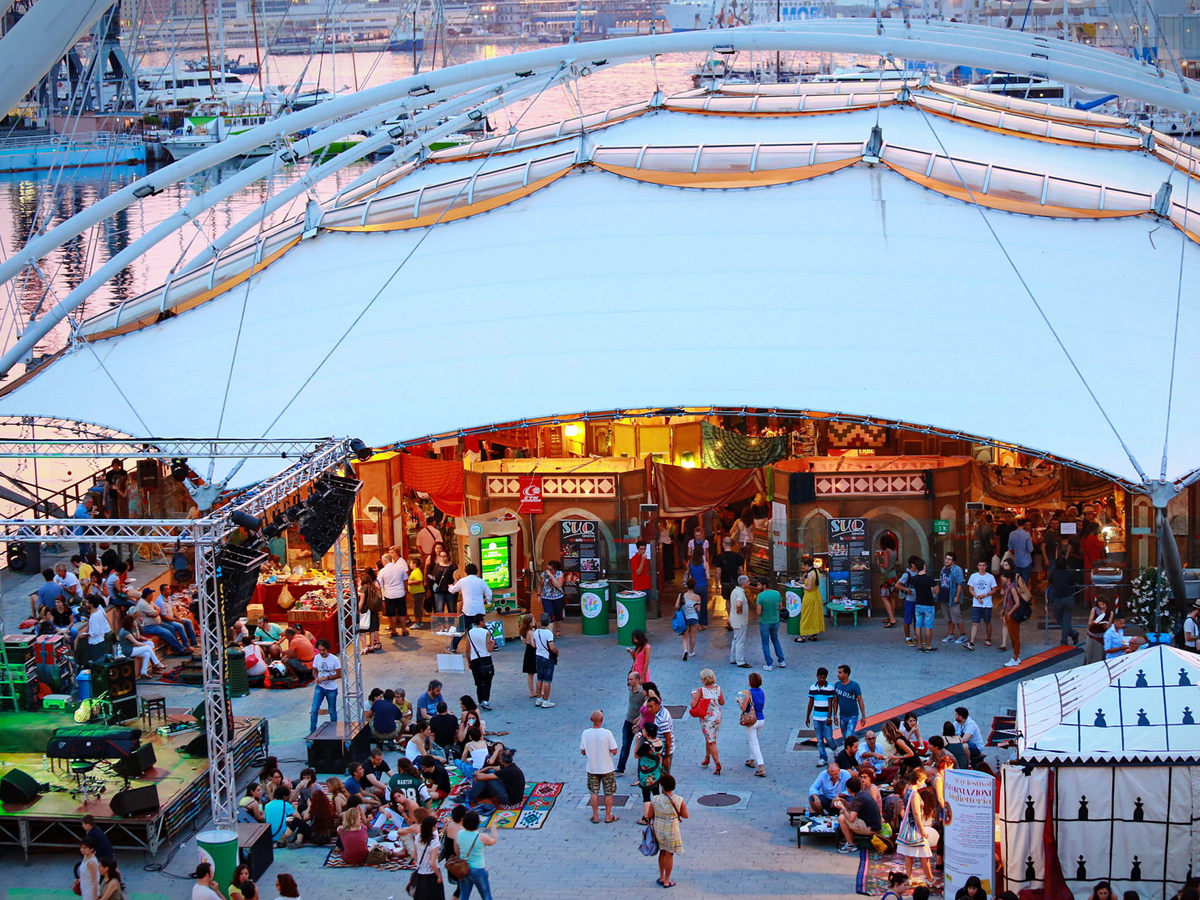 Sull’isola del SUQ dove il mare unisce le culture tra teatro, musica e cibi e tradizioni