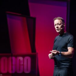 Rocco Siffredi racconta se stesso sul palcoscenico teatrale.